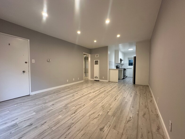 Building Photo - 7555 De Longpre Ave