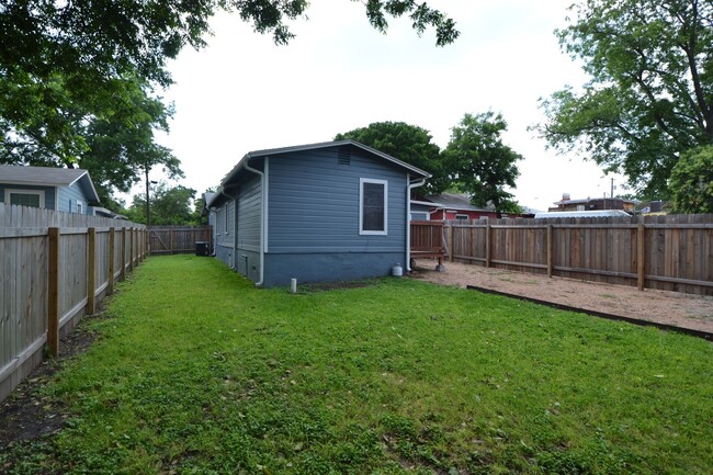 Building Photo - East Austin Home- Available for August!