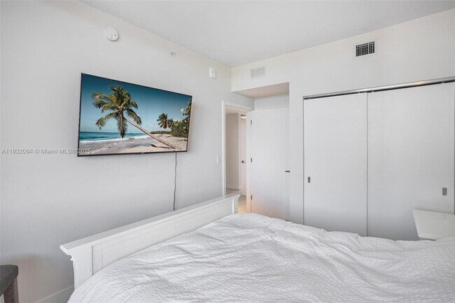 Building Photo - 16385 Biscayne Blvd