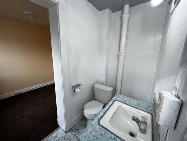 Building Photo - 4 bedroom 1.5 bath