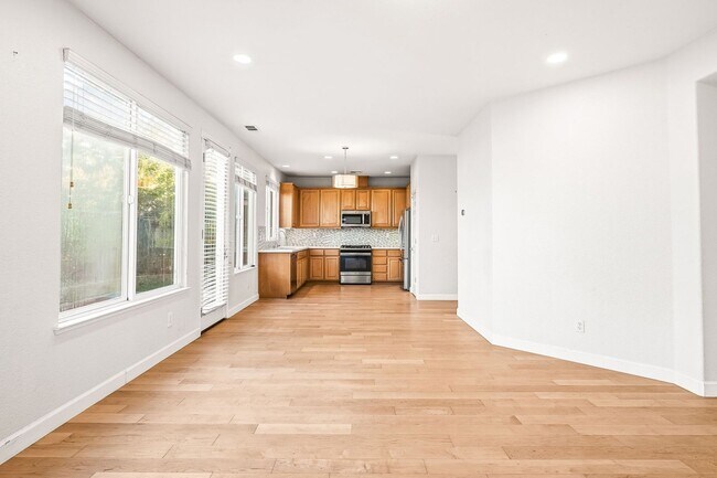 Building Photo - Beautiful single 4 Bed, 2.5 Bath Family Home in Quiet Neighborhood!