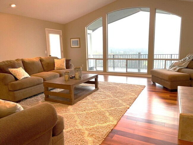 Building Photo - Elegant 4 bedroom 2.5 bath home, Completely Furnished