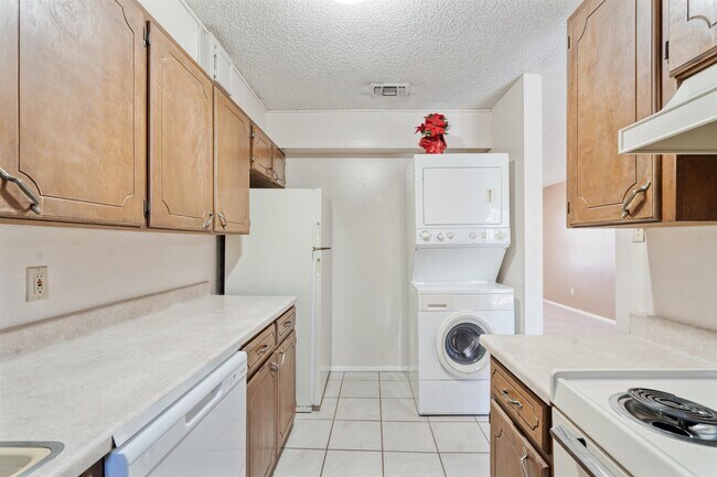 Building Photo - 221 Mary Lou Dr