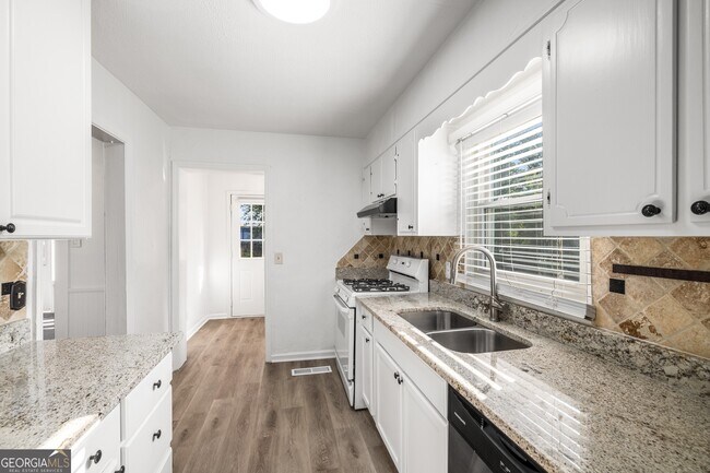 Building Photo - 1801 Crestridge Dr SE