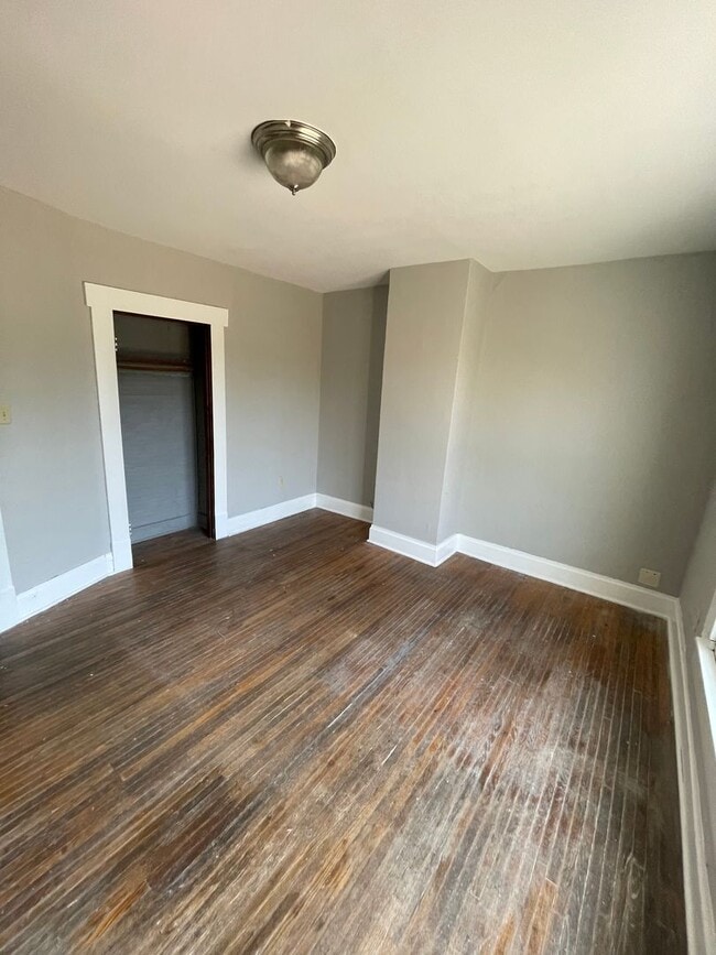 Building Photo - 4 bedroom 2 full bath House