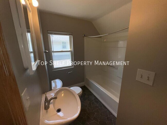 Building Photo - 418 E Sheridan-