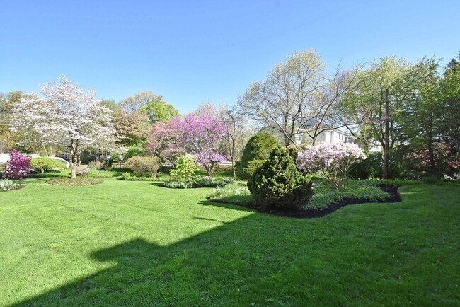 Building Photo - 36 Evergreen Ave