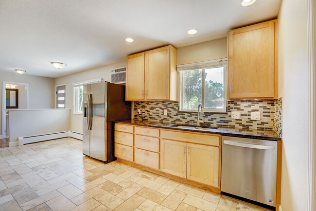 Building Photo - Spacious & Modern Home in Crestmoor Park!