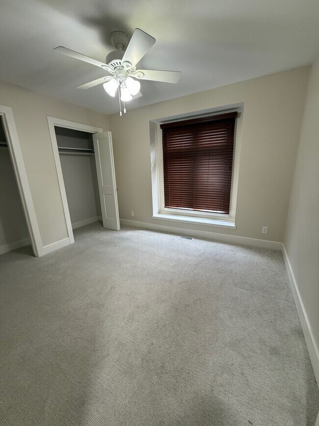 Building Photo - Spacious 3 Bedroom, 2 Bath - Your Derby Ho...