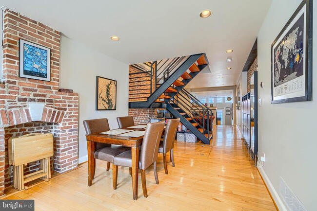 Building Photo - 542 E Clement St