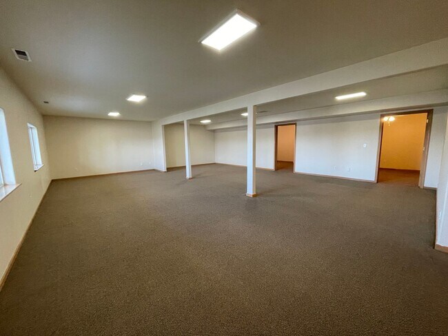 Building Photo - Spacious and Modern 3 Bedroom Sunlit Basem...