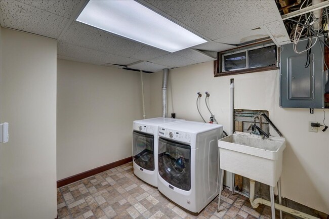 Building Photo - Parkwood Hills – Spacious 4 Bedroom, 3 Bat...