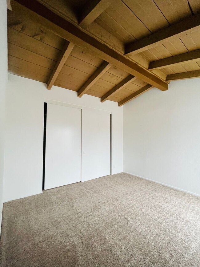 Building Photo - Spacious 2-bedroom 1-bathroom upstairs condo with Balcony/Garage