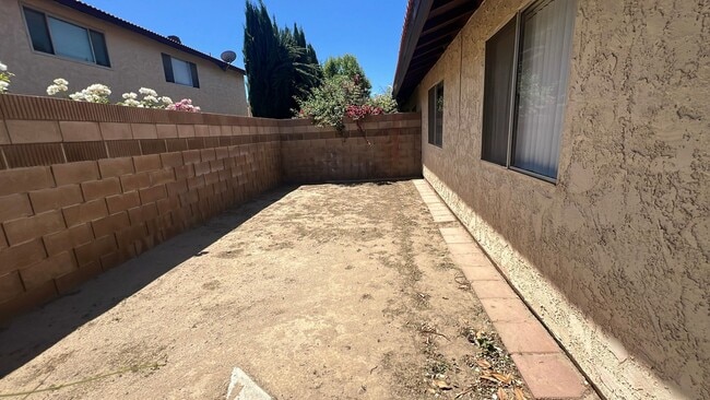Building Photo - (APPLICATION PENDING) Beautiful East Lanca...