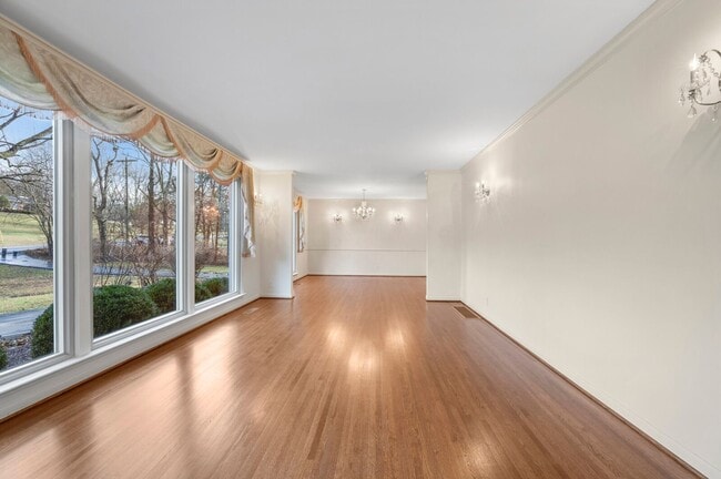 Building Photo - 4BR/3BA Forest Hills Luxury Rental