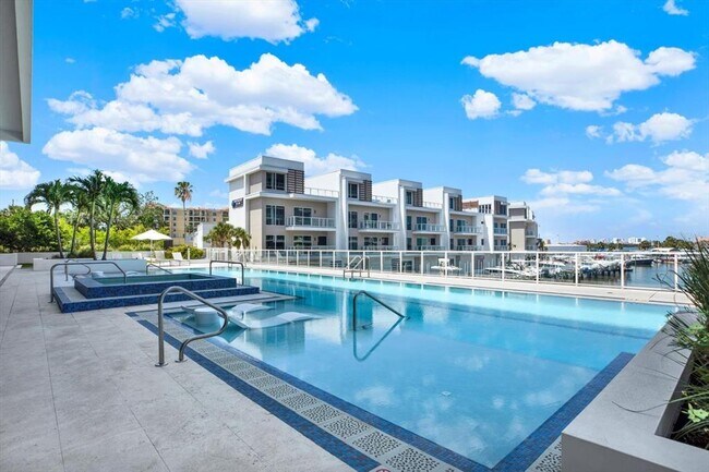 Building Photo - 920 N Osceola Ave