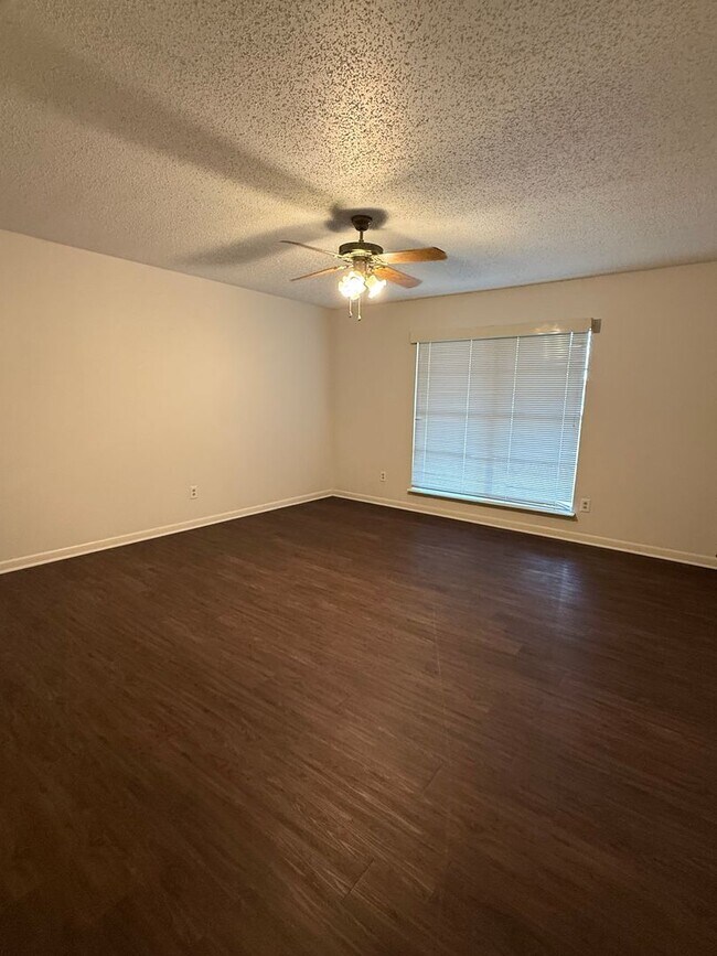 Building Photo - Large 3 Bedroom 2 Bath in PTISD
