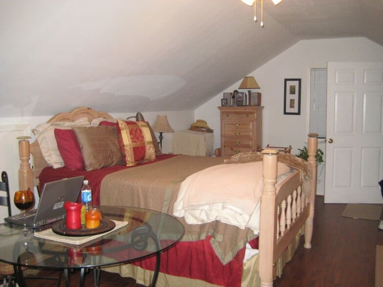 Example of furnished upstairs bedroom - 582 Greenwood Ave NE