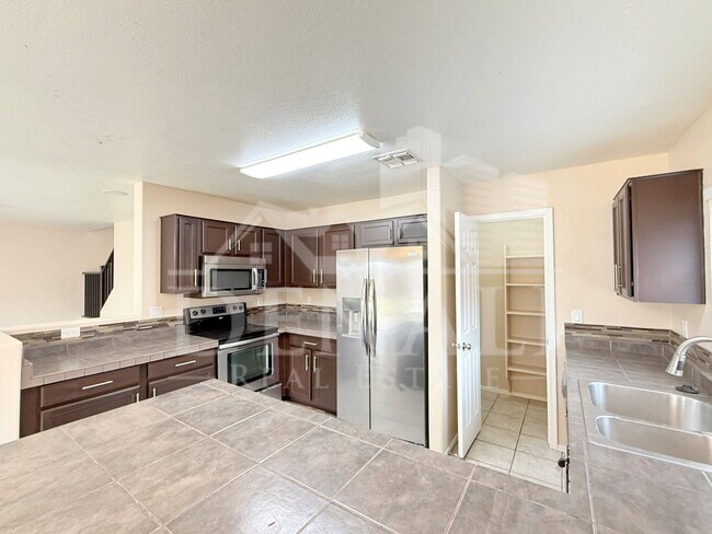 Building Photo - 805 S Esmeralda