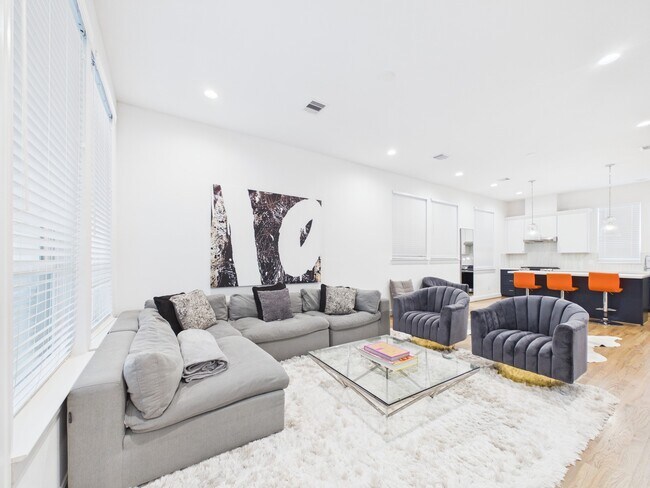 Building Photo - 2711 Clinton Dr