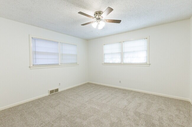 Building Photo - Cute House Convenient to Campus, Shopping,...