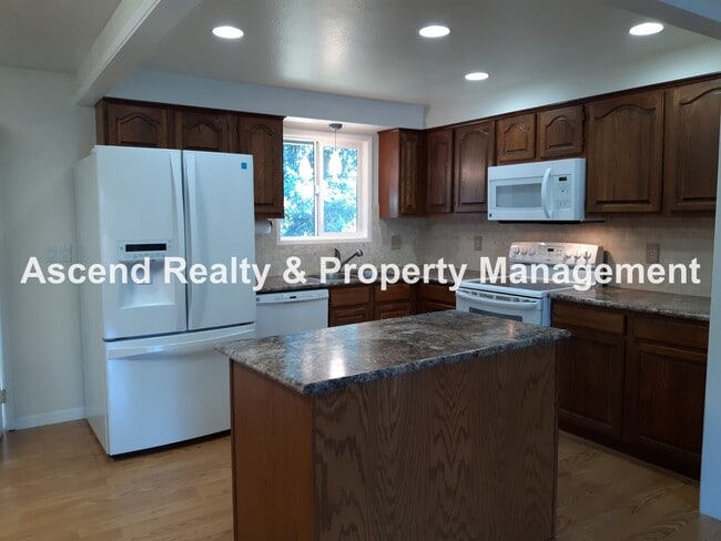 Building Photo - Updated 4 Bed on Cul de Sac Quick Access t...
