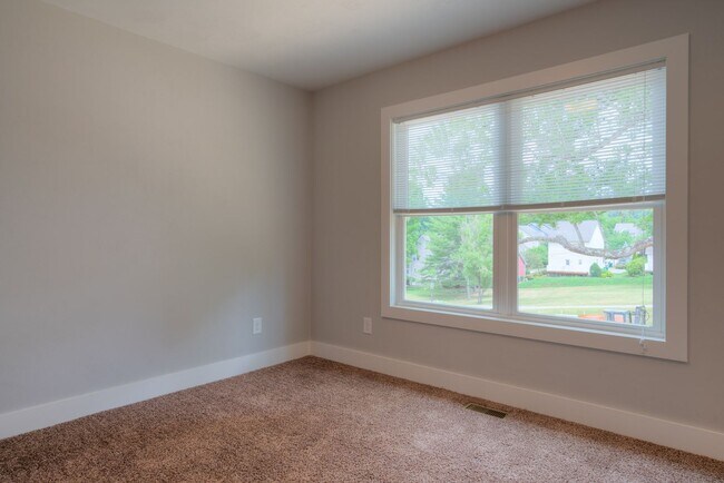 Building Photo - Uptown Village- 3 BR 3.5 Bath Townhome