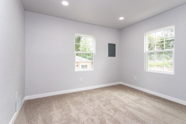 Building Photo - Beautifully Refurbished Home Near Downtown...