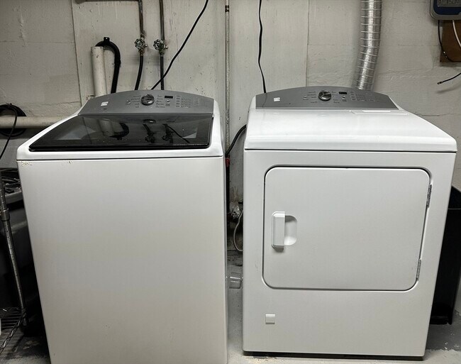 Building Photo - 20 Rockview Rd