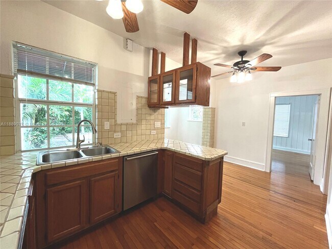Building Photo - 713 Tibidabo Ave