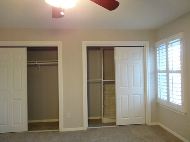 Building Photo - 864 Augusta Dr