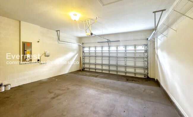 Building Photo - SPECIAL PROMOTION / Modern 4-Bedroom Home with Attached Garage / Pet-Friendly / Vouchers Accepted...