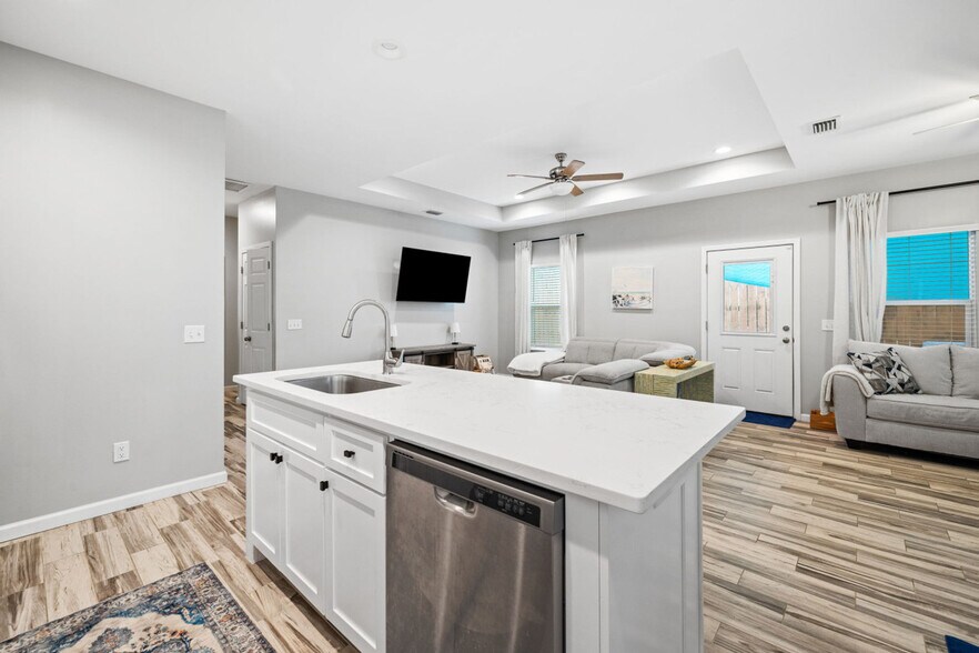 Building Photo - 212 Romanza Pl
