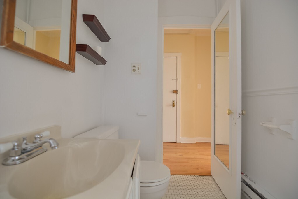 Building Photo - 516 W Melrose St