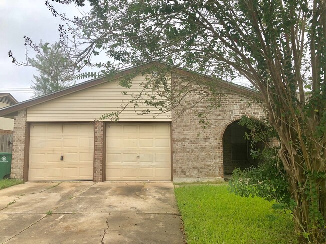 Building Photo - 3bd Home with fenced yard & wet bar In Bri...