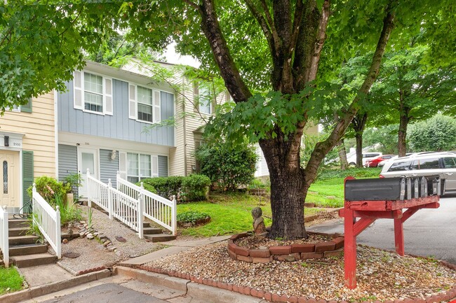 Building Photo - Two-Story Townhome Quiet Neighborhood w/ G...