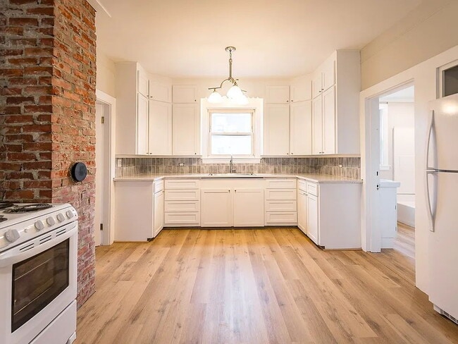 Building Photo - Beautiful 2-Bedroom Apartment – Quiet, Private Setting in Westbrook