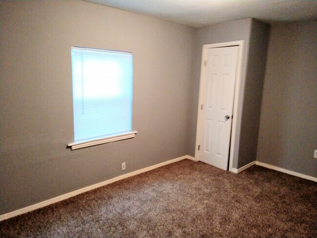 Building Photo - 3 bedroom 1 bath house in central Denton.