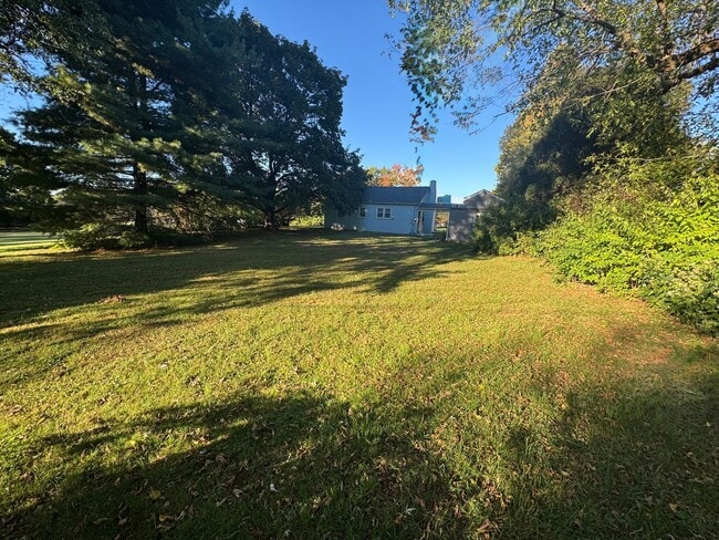 Building Photo - Beautiful Remodeled Ranch Home on 1/2 Acre...