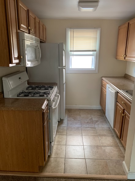 Building Photo - 107 University Ave