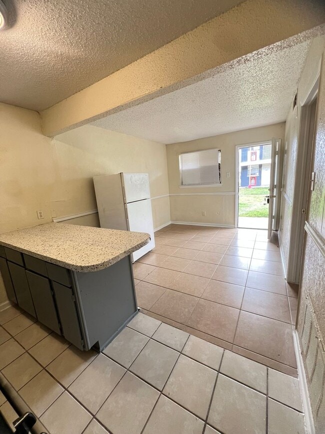 Building Photo - 1601 E Central Texas Expy