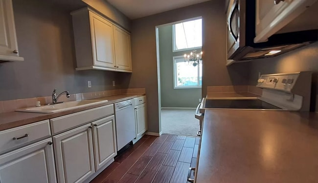 Building Photo - Stunning 2-Bedroom Condo with Panoramic Views in Gig Harbor