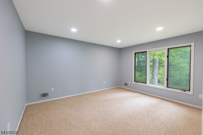 Building Photo - 9 Wick Ln