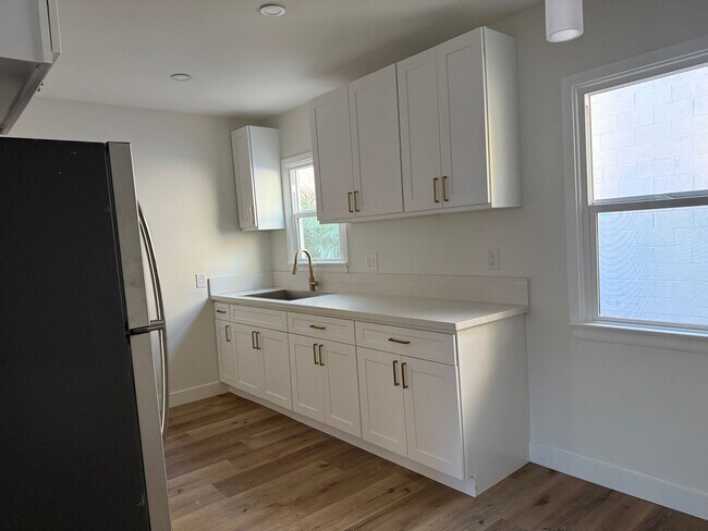 Building Photo - 415 S Main St