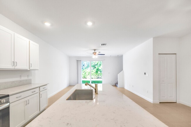 Building Photo - 4519 Hollister Ave