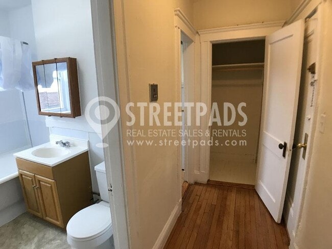 Building Photo - bedroom in Boston MA 02215