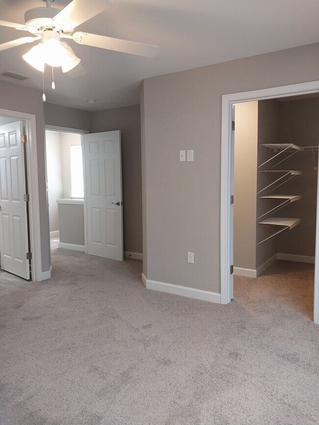 Building Photo - Gorgeous 3 Bedroom 2.5 Bath Townhome