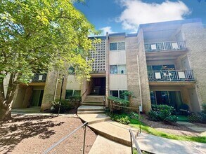 Building Photo - Cozy Oasis in Rockville!