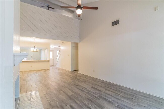 Building Photo - 7211 Lakewood Dr