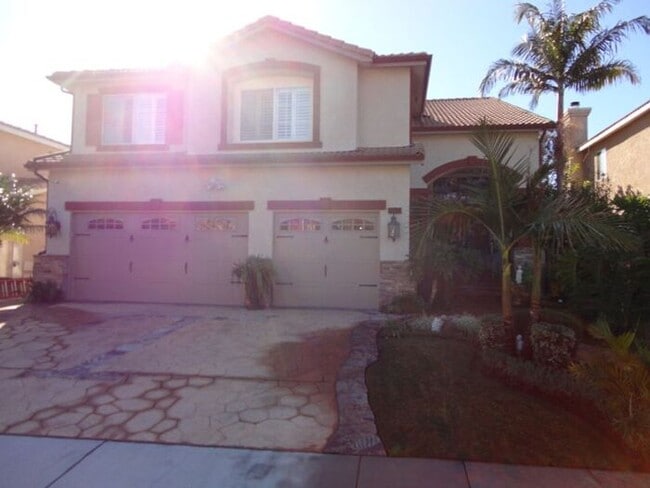 Building Photo - Luxurious 5 + 3 Pool/View Home Castaic